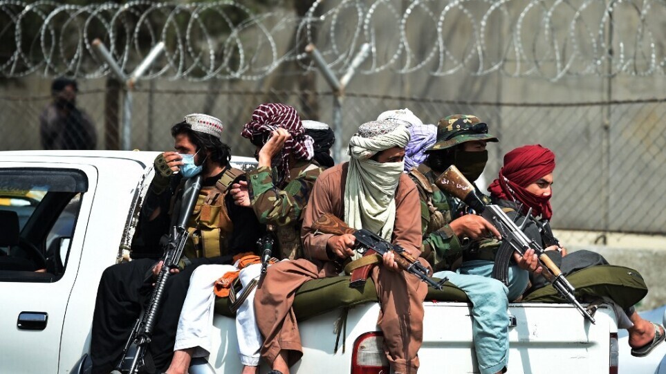 ΒΙΝΤΕΟ: Ταλιμπάν επιτίθεται σε δημοσιογράφο, γιατί πήρε συνέντευξη από γυναίκα!